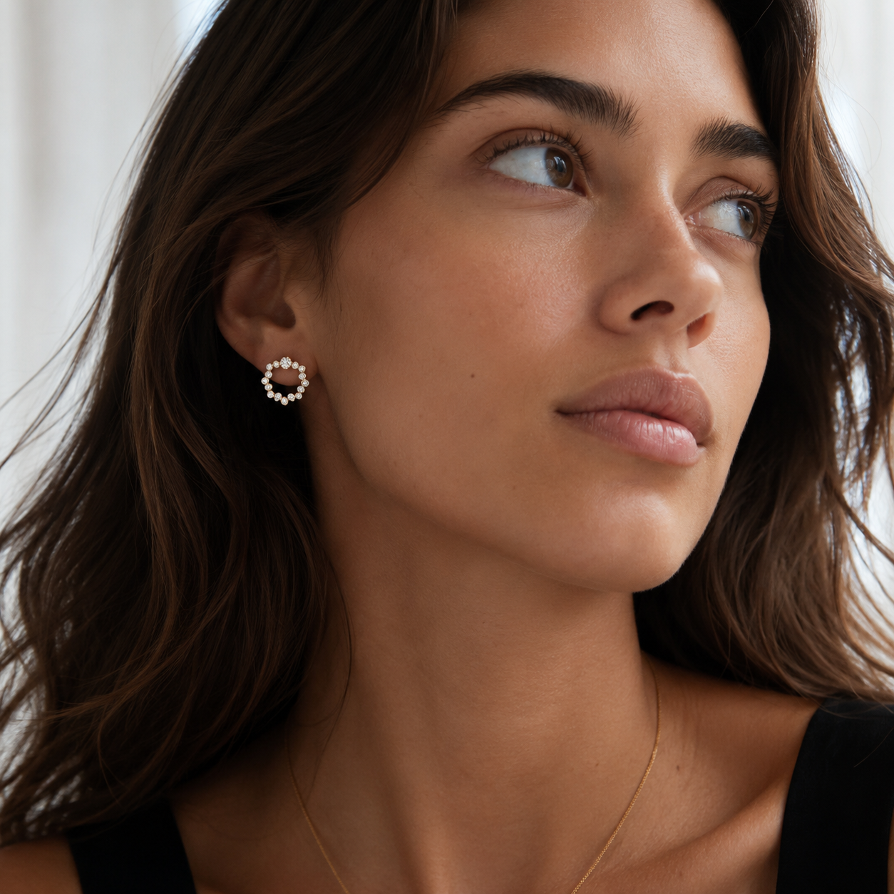 Diamant Cirkel Øreringe på model – lab grown diamanter, 14 karat guld