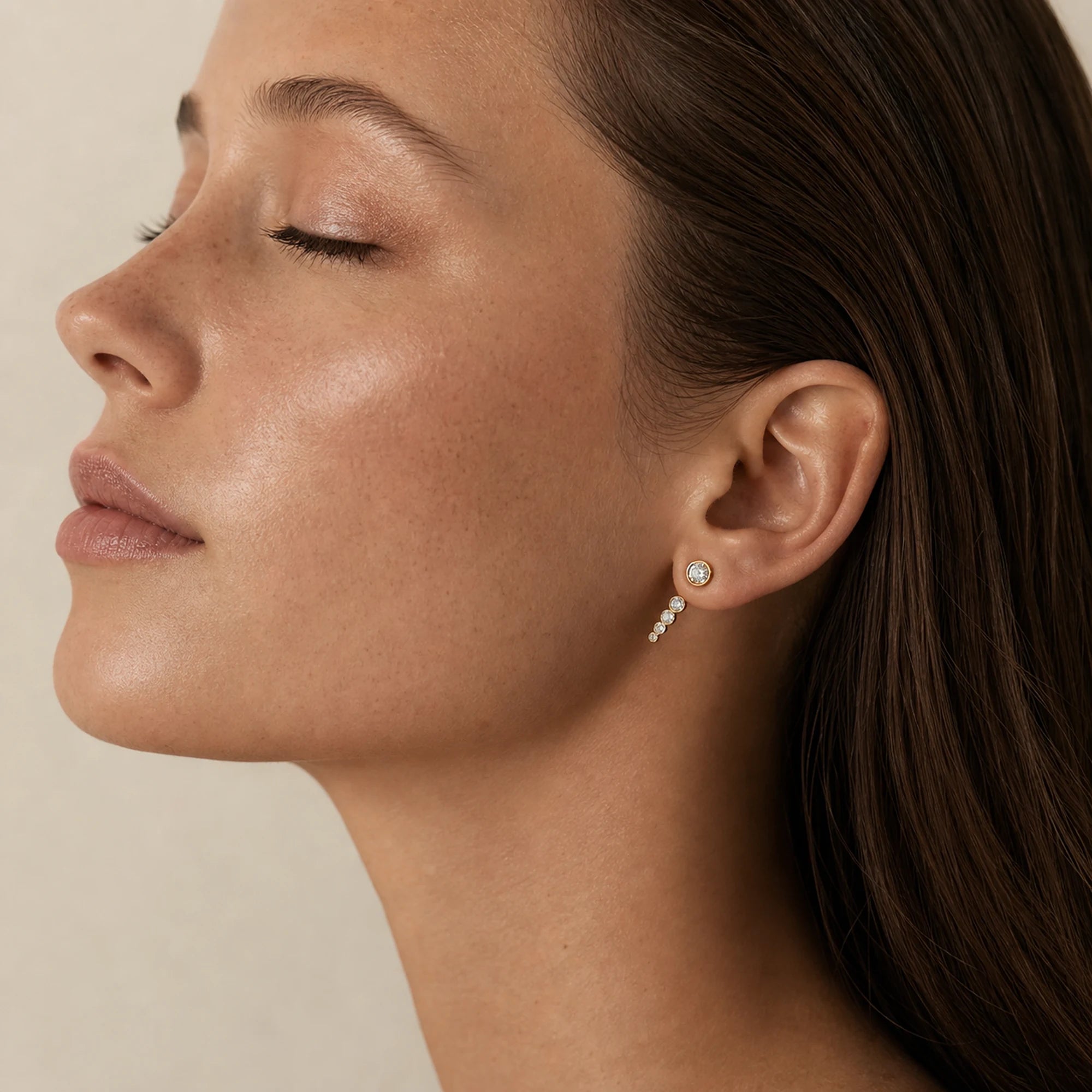 Model med faldende diamant øreringe fra Manich Fine Jewelry – hængeøreringe med brillanter