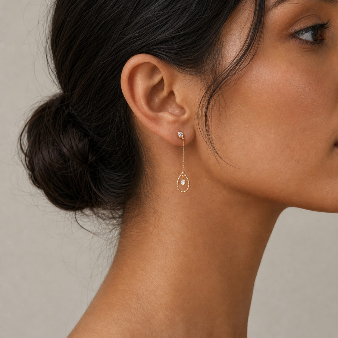 Kæde Øreringe med Cirkelvedhæng på model – lab grown diamanter, 14 karat guld, fuld visning