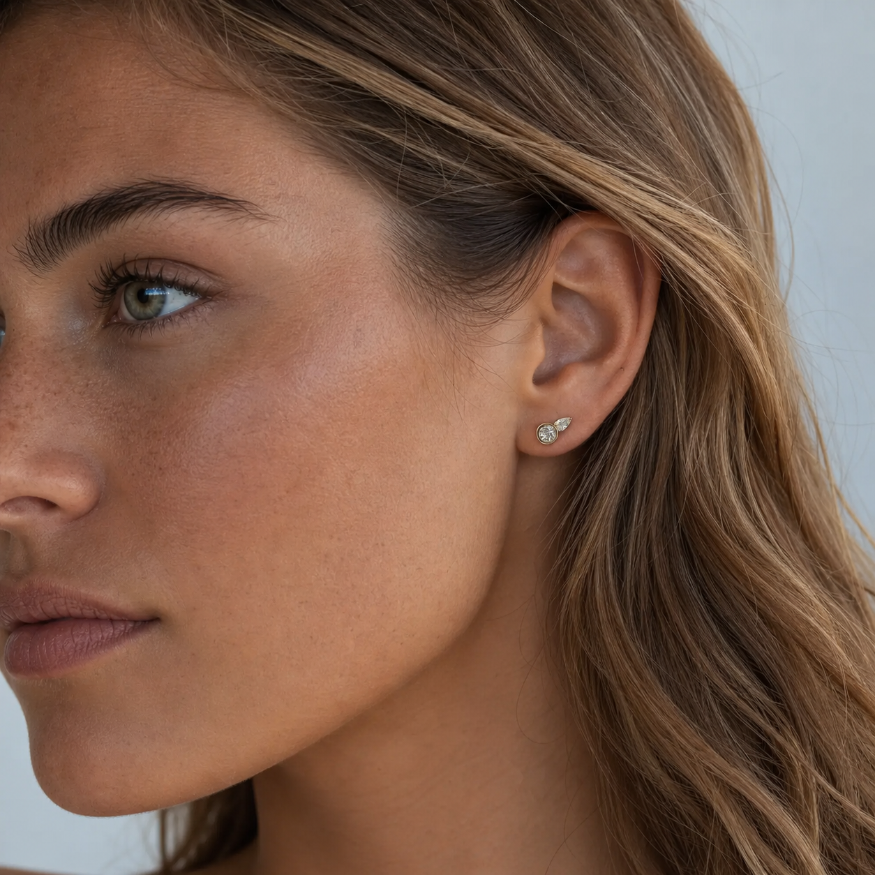 Pear Drop Vedhæng med ørestik på model – lab grown diamanter, 14 karat guld