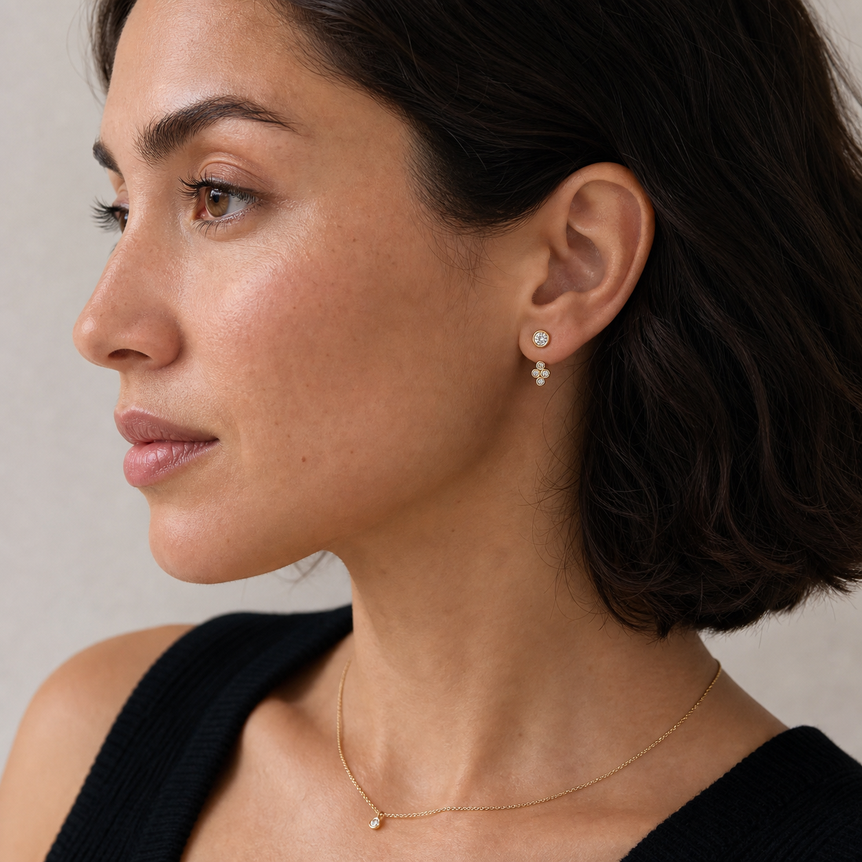Cluster Drop Øreringe på model – lab grown diamanter, 14 karat guld