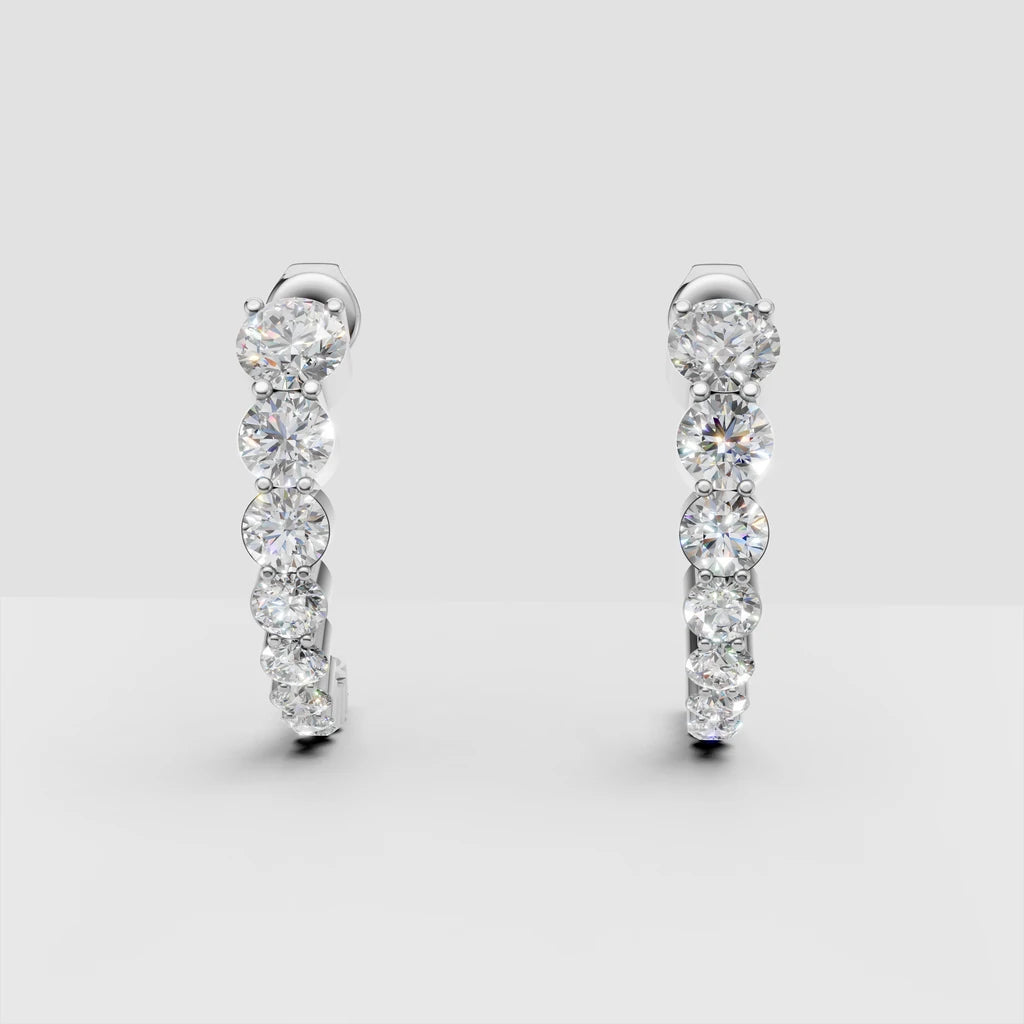 Graduerede diamant creoler i 14 karat hvidguld – set forfra med 11 faldende lab grown brillanter