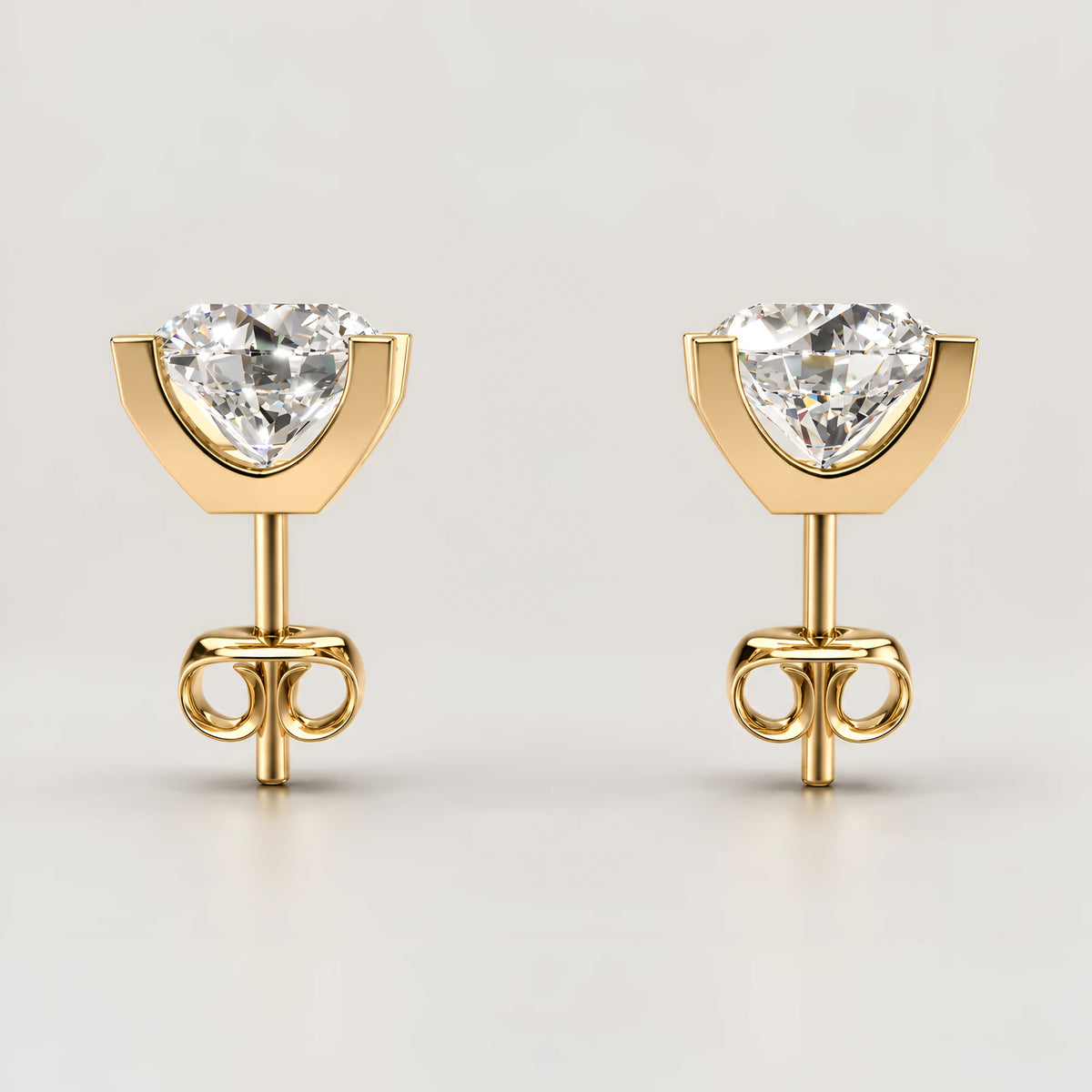 Solitaire diamant ørestikker i guld – set fra siden med åben fatning og push back