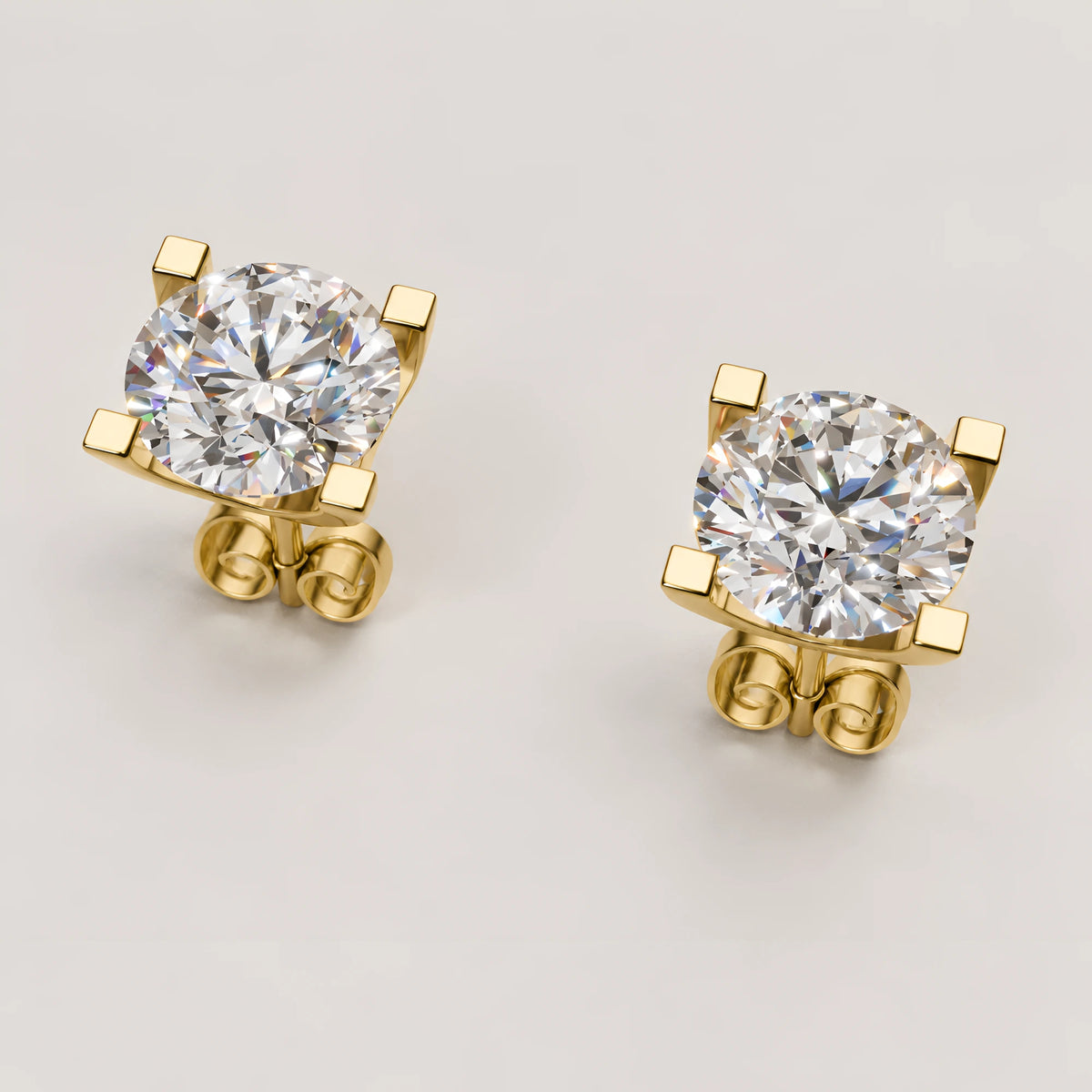 Solitaire diamant ørestikker i guld med 2 × 0,75 ct lab grown diamanter – set skråt forfra