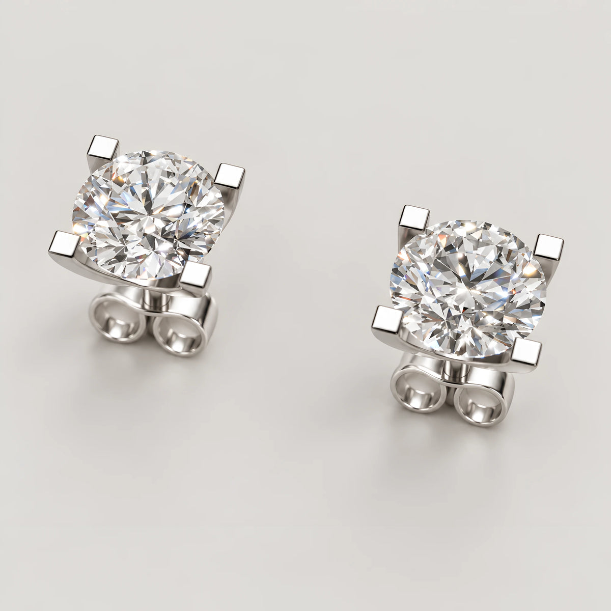 Solitaire diamant ørestikker i hvidguld med 2 × 0,75 ct lab grown diamanter – set skråt forfra