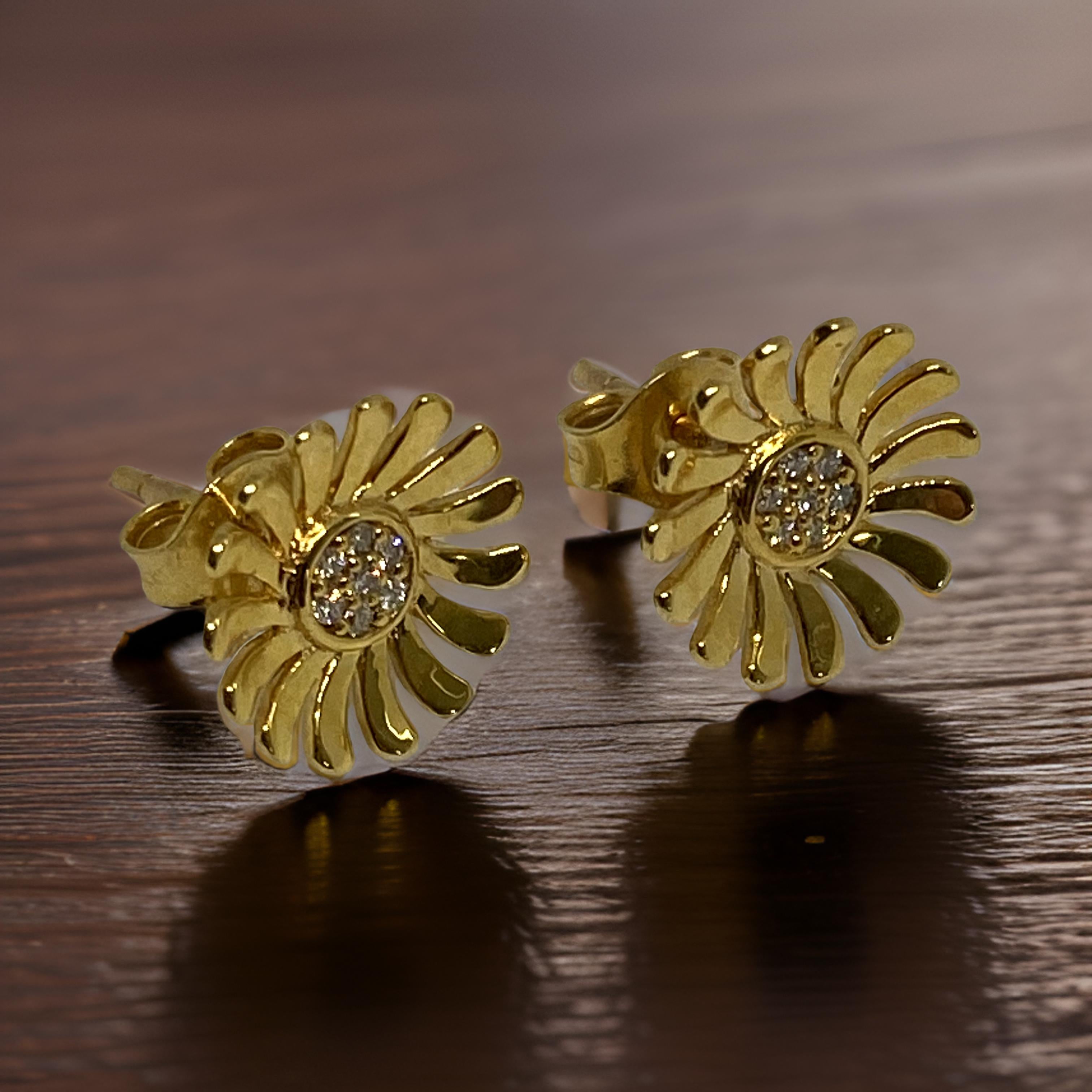 Blomster ørestikker i 14 karat gulguld med 0.08 ct diamanter