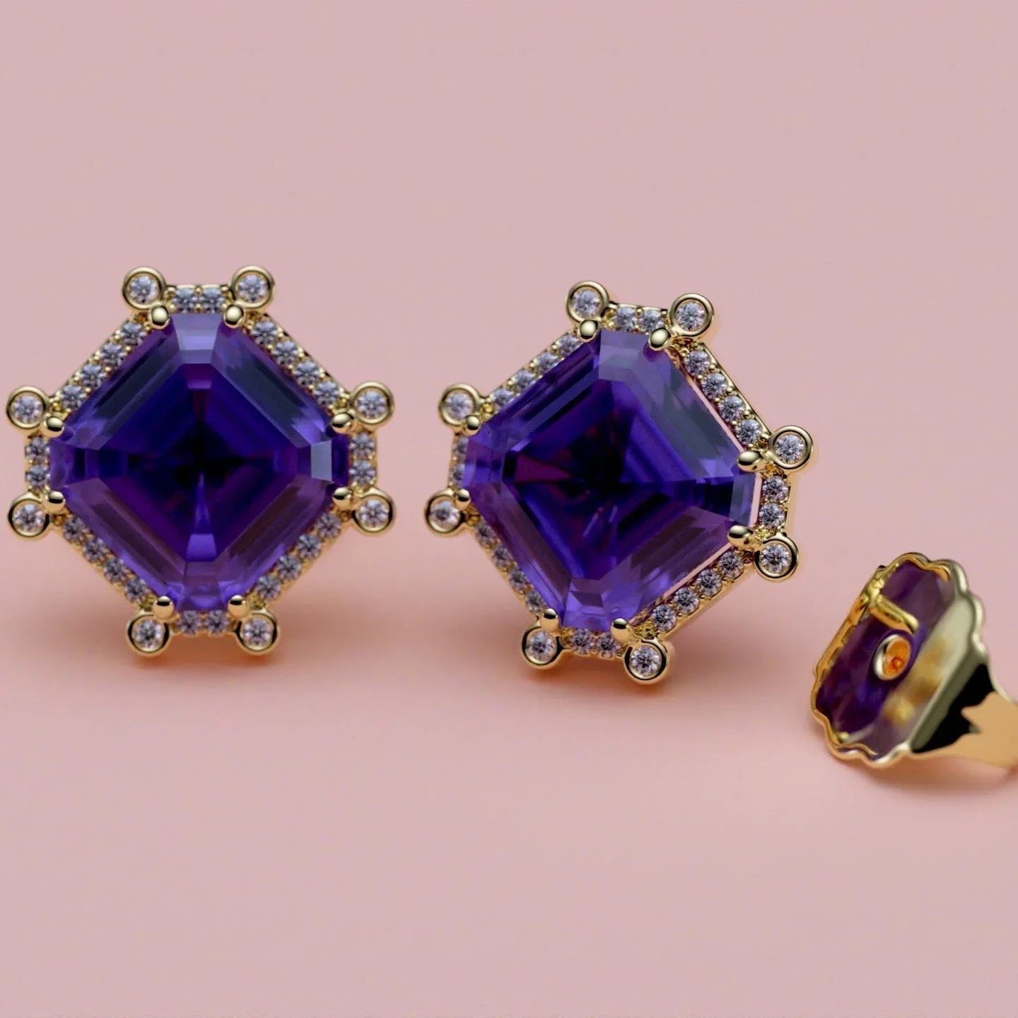 Oktagonale Amethyst Ørestikker med Diamant Halo i 14K Guld