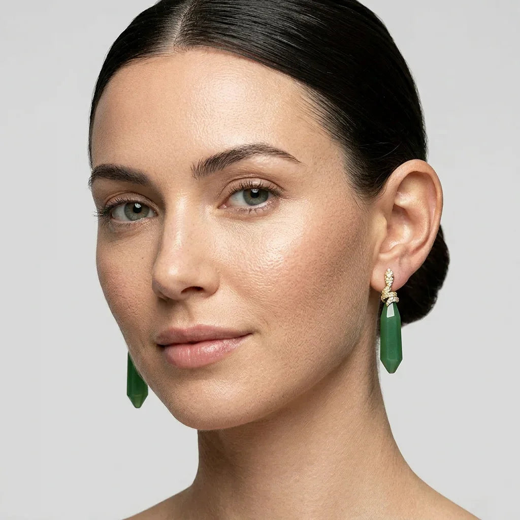 Serpentine ørehængere med grøn chrysoprase og diamantbesat slangedesign båret på model.