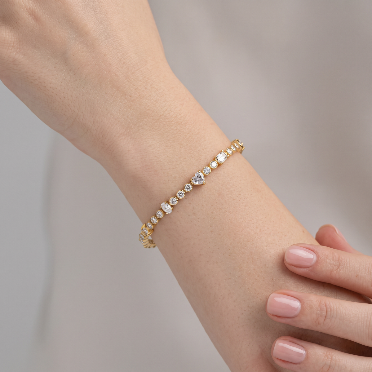 Model bærer AD-BR01 Art Deco armbånd med lab grown diamanter i 14 karat gulguld