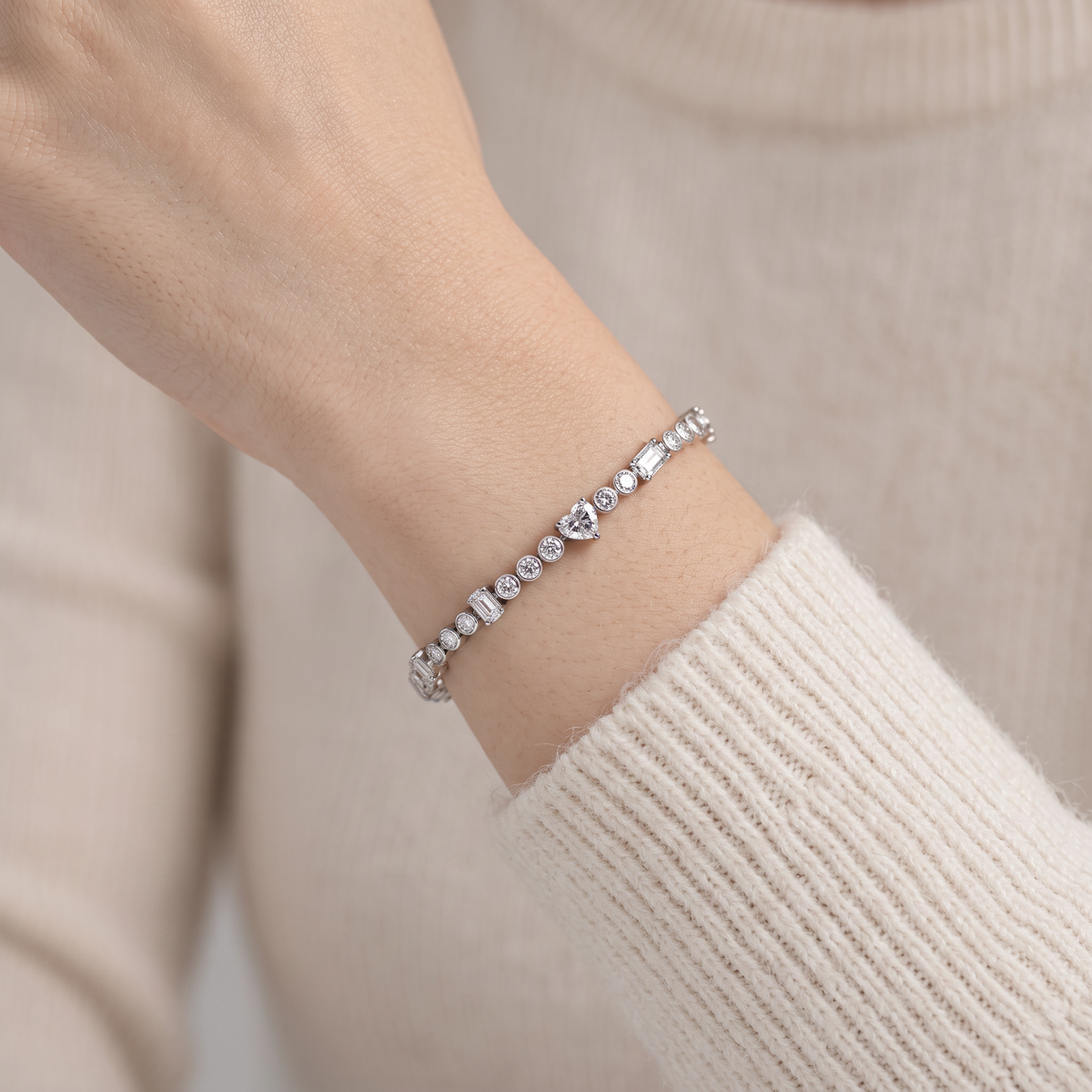 Model bærer AD-BR01 Art Deco armbånd med lab grown diamanter i 14 karat hvidguld