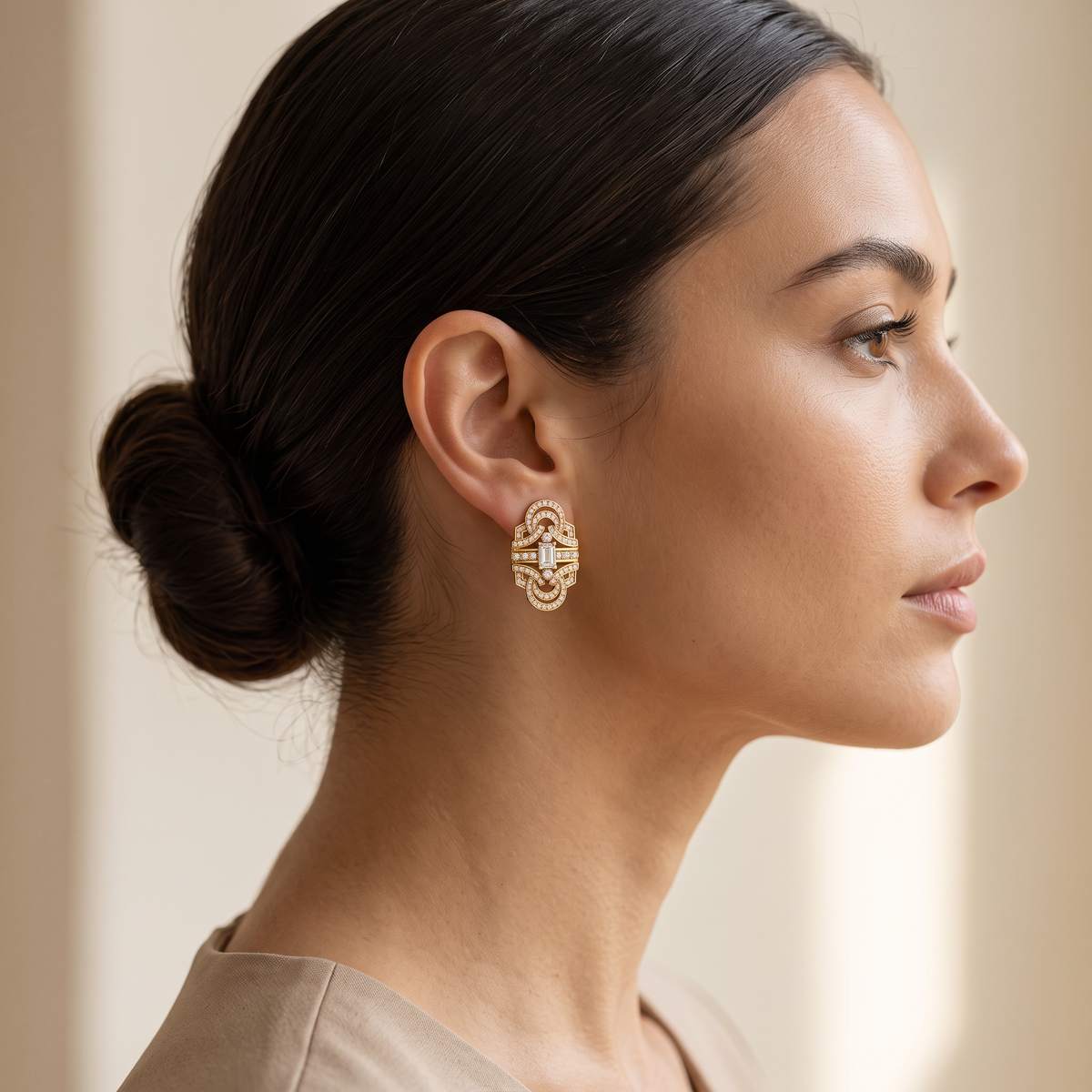 Model bærer AD-ER01 Art Deco ørestikker med emerald-slebne lab grown diamanter i 14 karat gulguld
