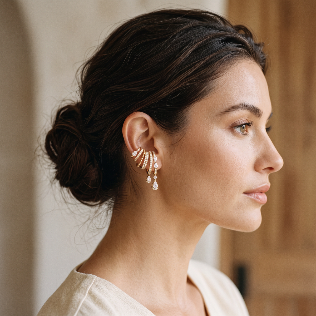 Model bærer AD-ER05 Art Deco ear cuffs med pæreformede lab grown diamanter i 14 karat gulguld
