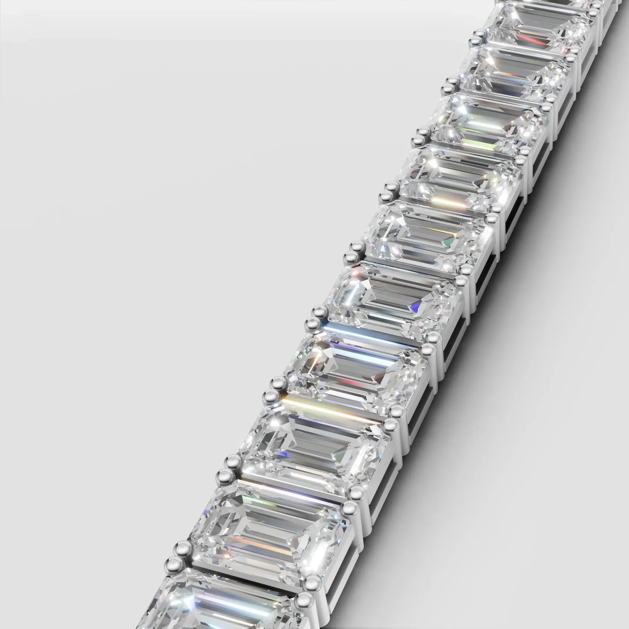 Close up af emerald cut diamant tennisarmbånd