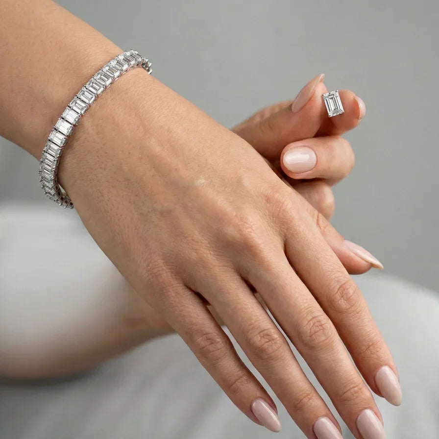 Tennisarmbånd med emerald slebne diamanter på hånd
