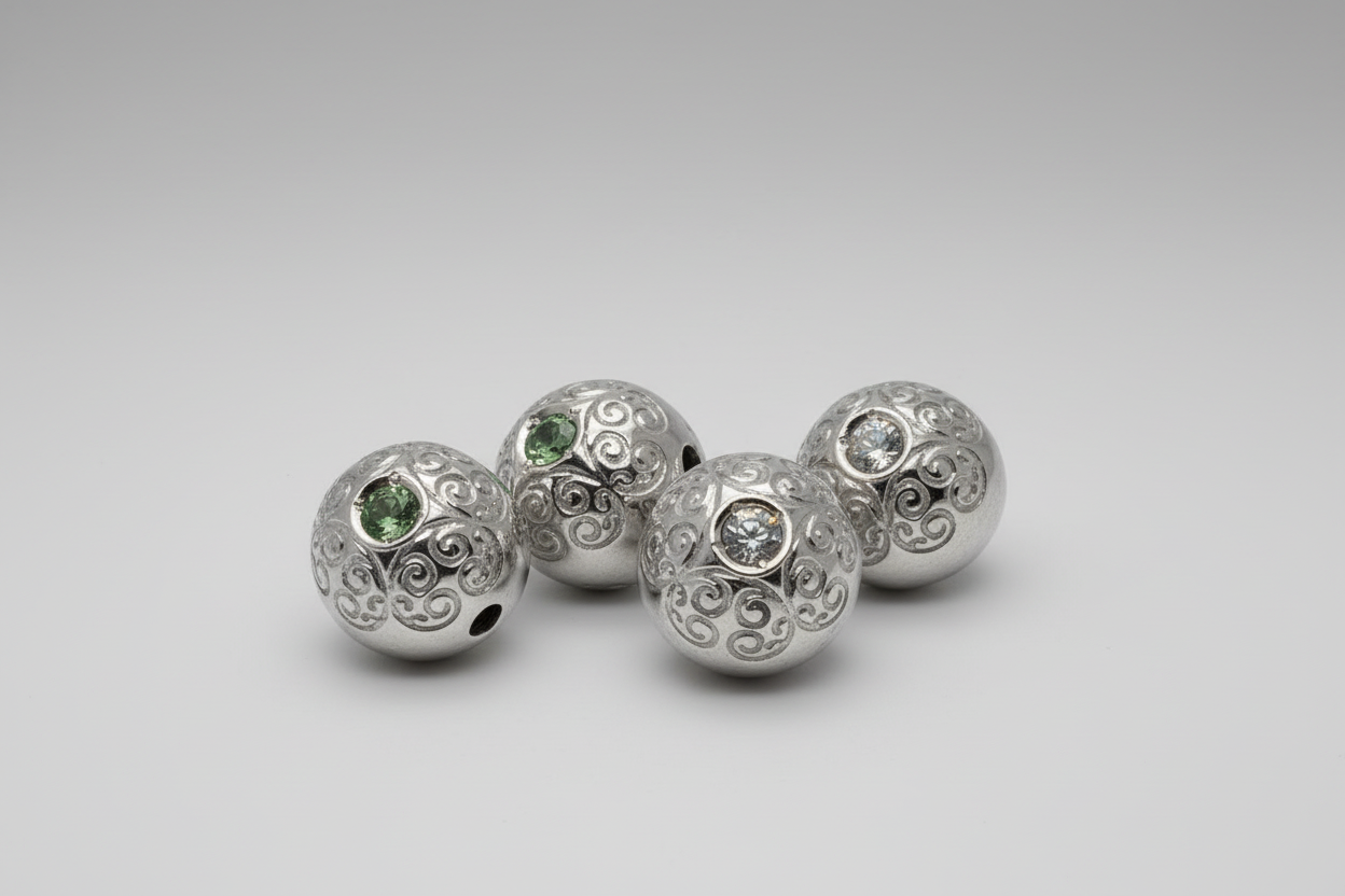 Charm i 925 sølv med 0.10 ct diamant eller tsavorite til macraméarmbånd