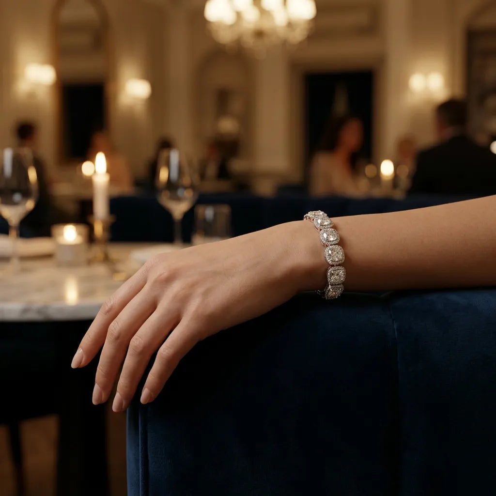 Cushion-cut lab diamant halo tennisarmbånd i 18kt hvidguld på håndled — elegant restaurantmiljø