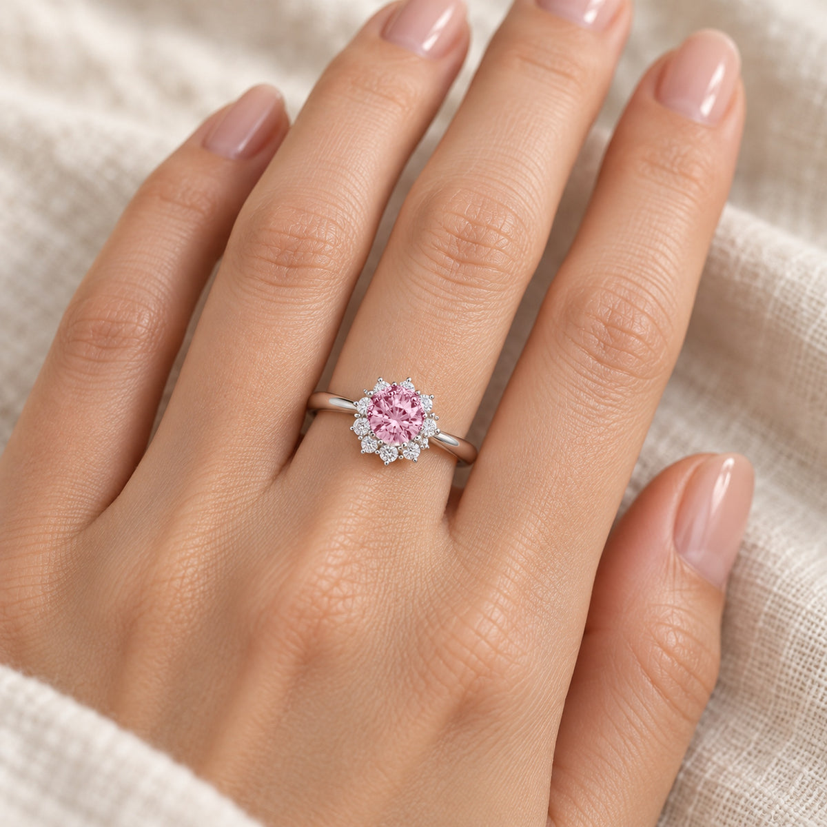 DR0186 halo diamantring med pink diamant båret på ringfingeren
