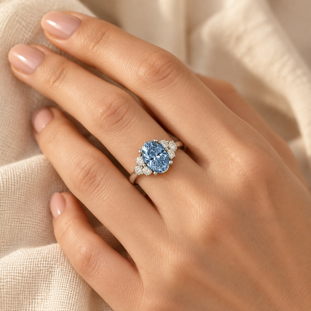 DR0381 diamantring med blå oval diamant båret på hånden