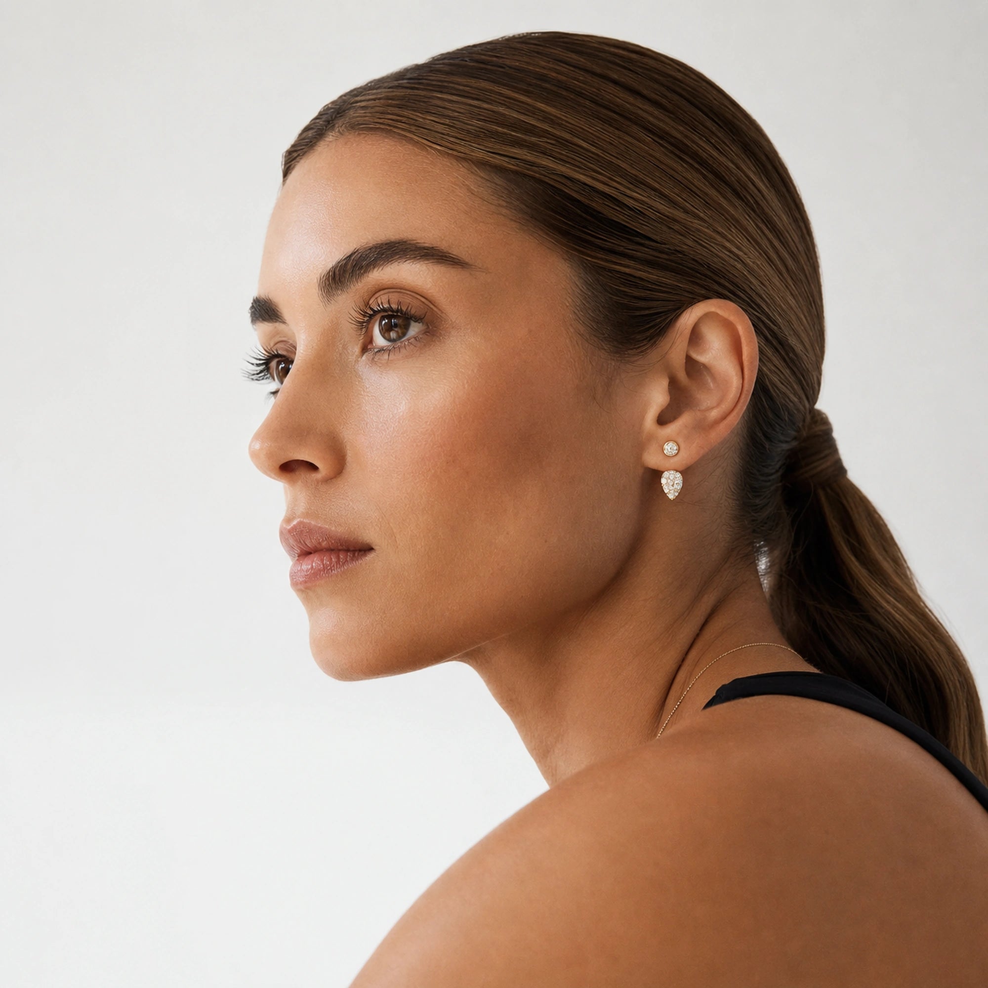 Diamant Halo Ørestik på model – lab grown diamanter, 14 karat guld