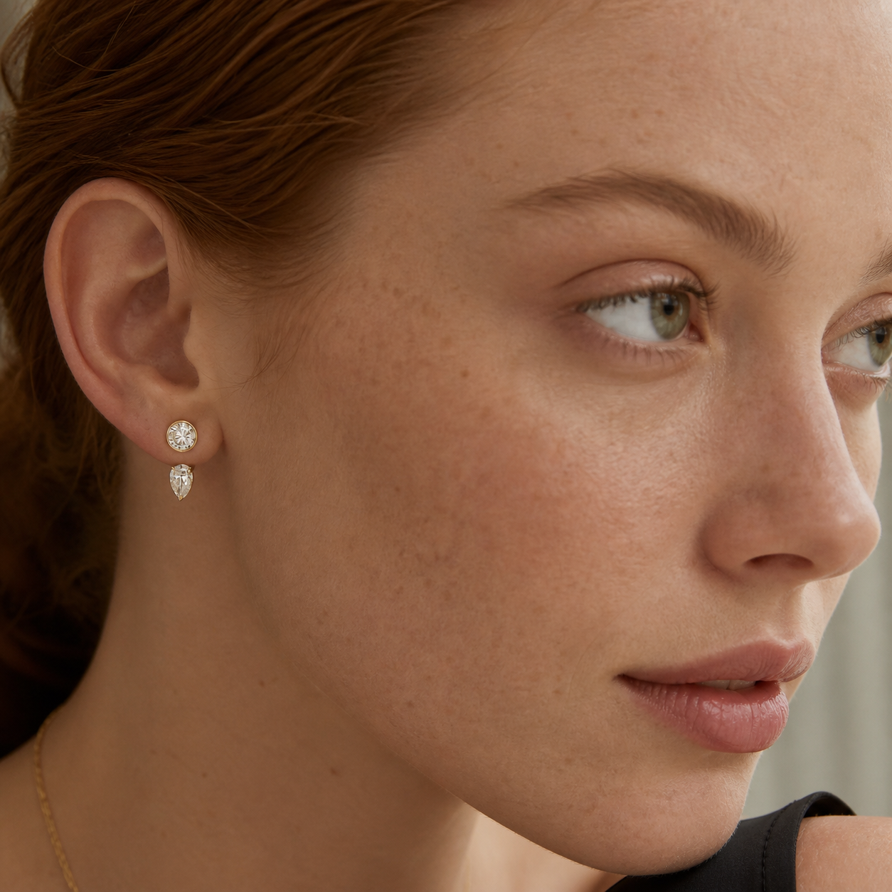 Detaljebillede af pæreformet lab grown diamant i ørevedhæng fra Manich Fine Jewelry