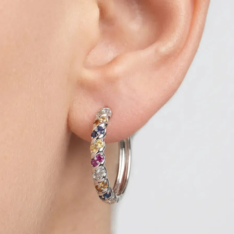 Multicolor safir creol i 925 sterling sølv båret på øre med pink, blå og gule safirer