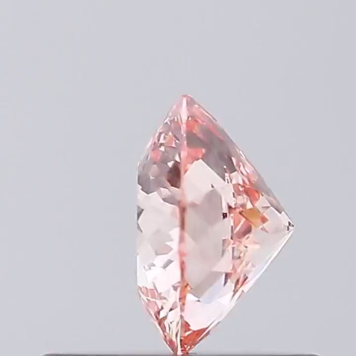 Fancy Intense Pink lab-grown diamant på 0,53 ct set fra siden