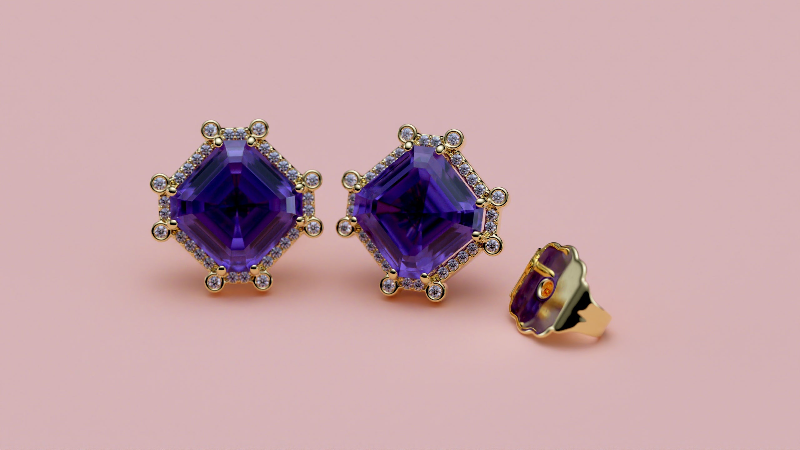 Produktvideo viser oktagonale amethyst ørestikker i 14K guld. Videoen roterer 360 grader og zoomer ind på detaljer: den lilla 9x9 mm amethyst centrumsten, omkranset af brillantslebne diamanter. Guldets varme glans og diamanternes Brillans fremhæves i forskellige lysforhold. Ørestikkernes størrelse demonstreres på en øremodel. Afslutter med nærbillede af den sikre sommerfuglelås.