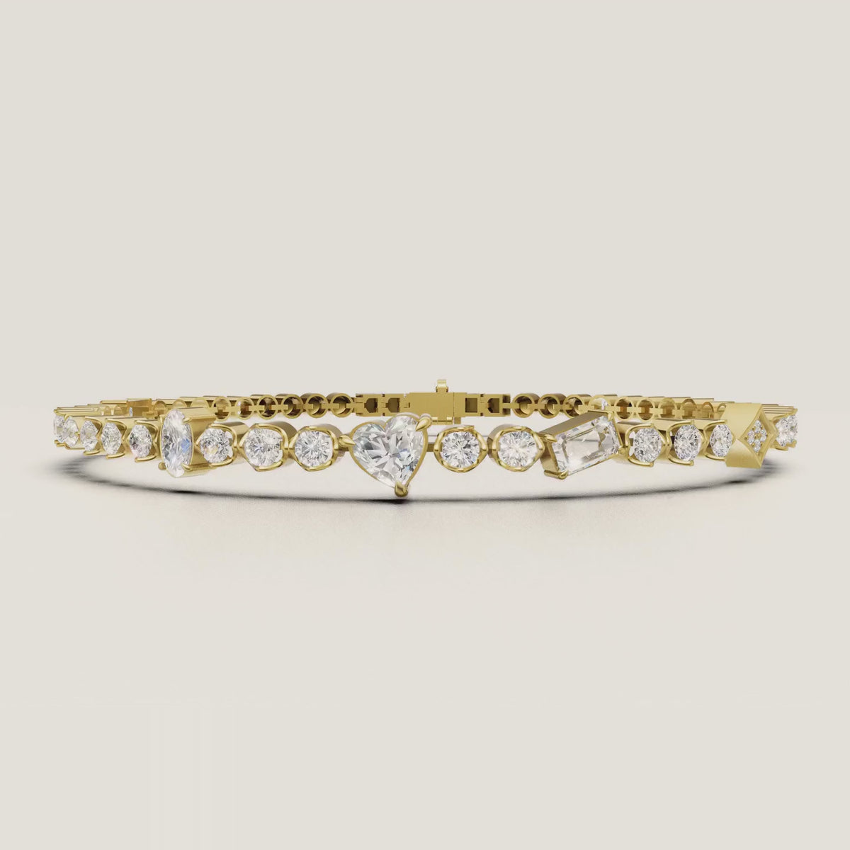 Video af AD-BR01 Art Deco armbånd med fancy-slebne lab grown diamanter i 14 karat gulguld, 360 grader