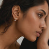 Video af ørevedhæng i pæreform med rund top-brillant og faldende pæreformet lab grown diamant i 14 karat guld, vist fra flere vinkler.