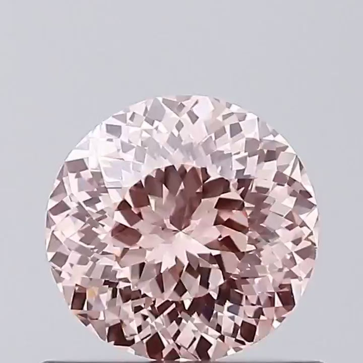 Video af den faktiske 0,53 ct Fancy Intense Pink lab-grown diamant, der drejer rundt