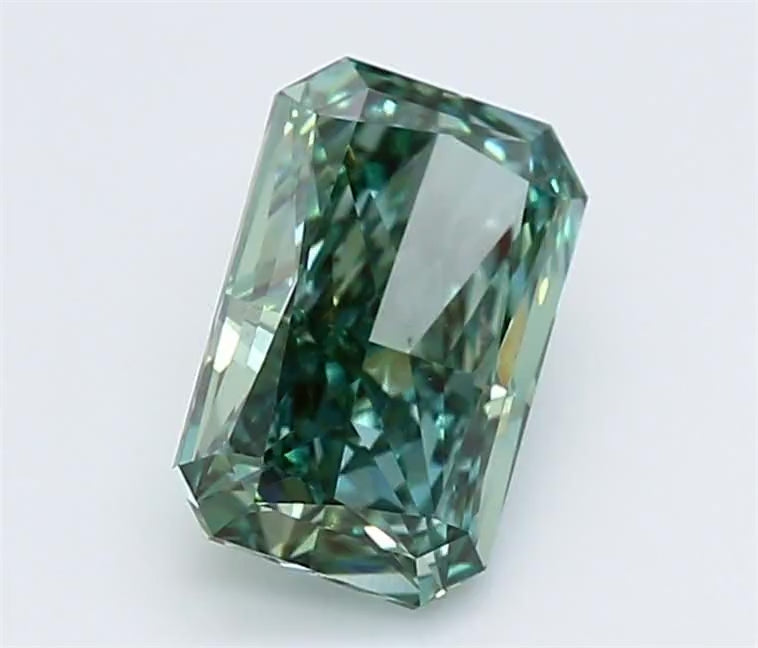 Lab grown Fancy Vivid Green diamant på 1.48 ct slebet i radiant cut med VVS2 klarhed og Excellent finish. En sjælden farvet diamant med intens grøn farve og høj brillans.