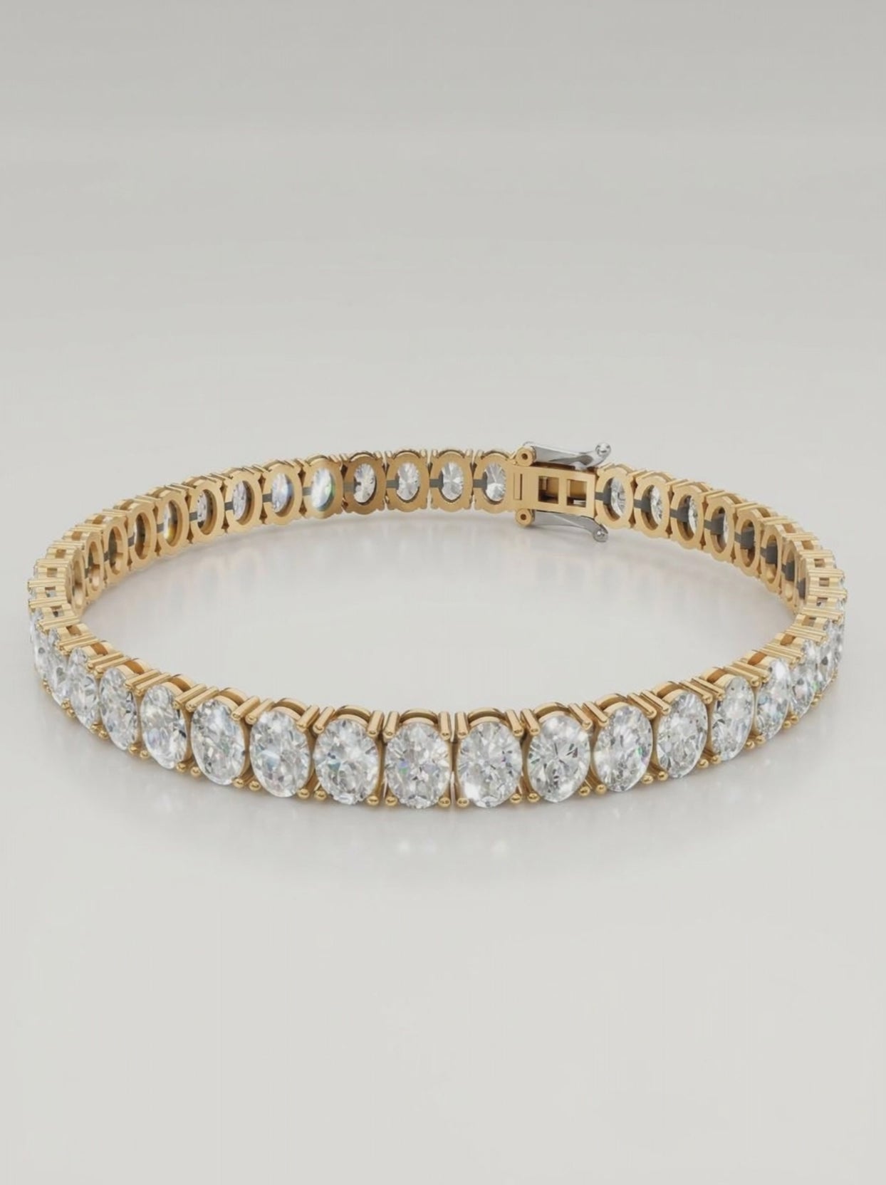Eksklusivt tennisarmbånd med 42 ovale lab grown diamanter på 12.48 carat i 18 cm længde med elegant design og høj brilliance fra Manich