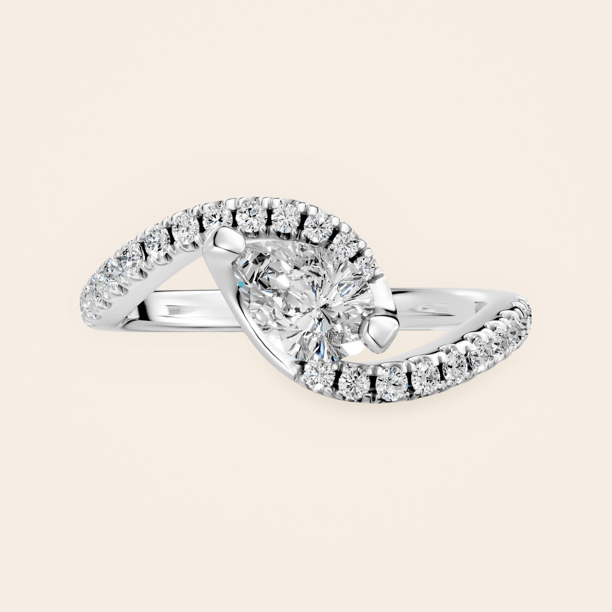 RT033 bypass diamantring med dråbeslebet diamant i 14 kt. hvidguld – forfra
