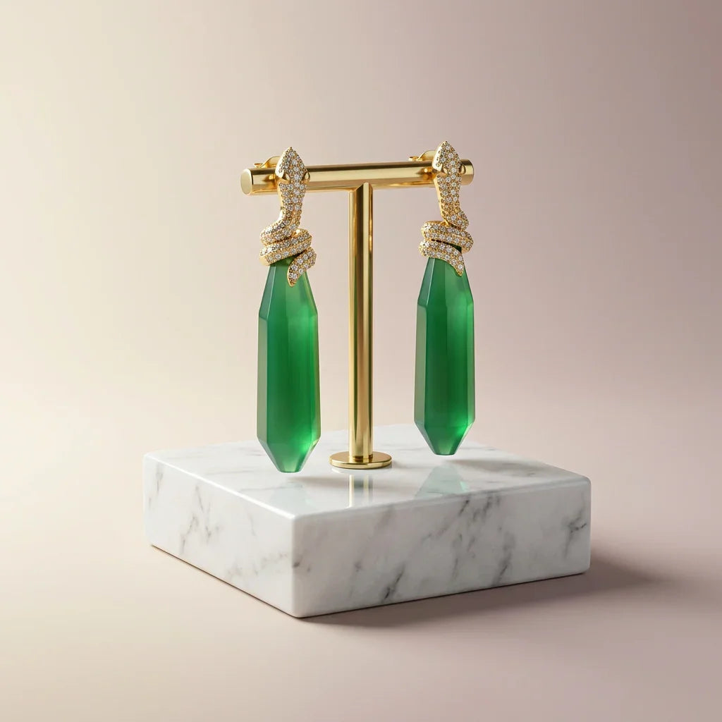 Serpentine ørehængere i guld med chrysoprase på smykkestativ