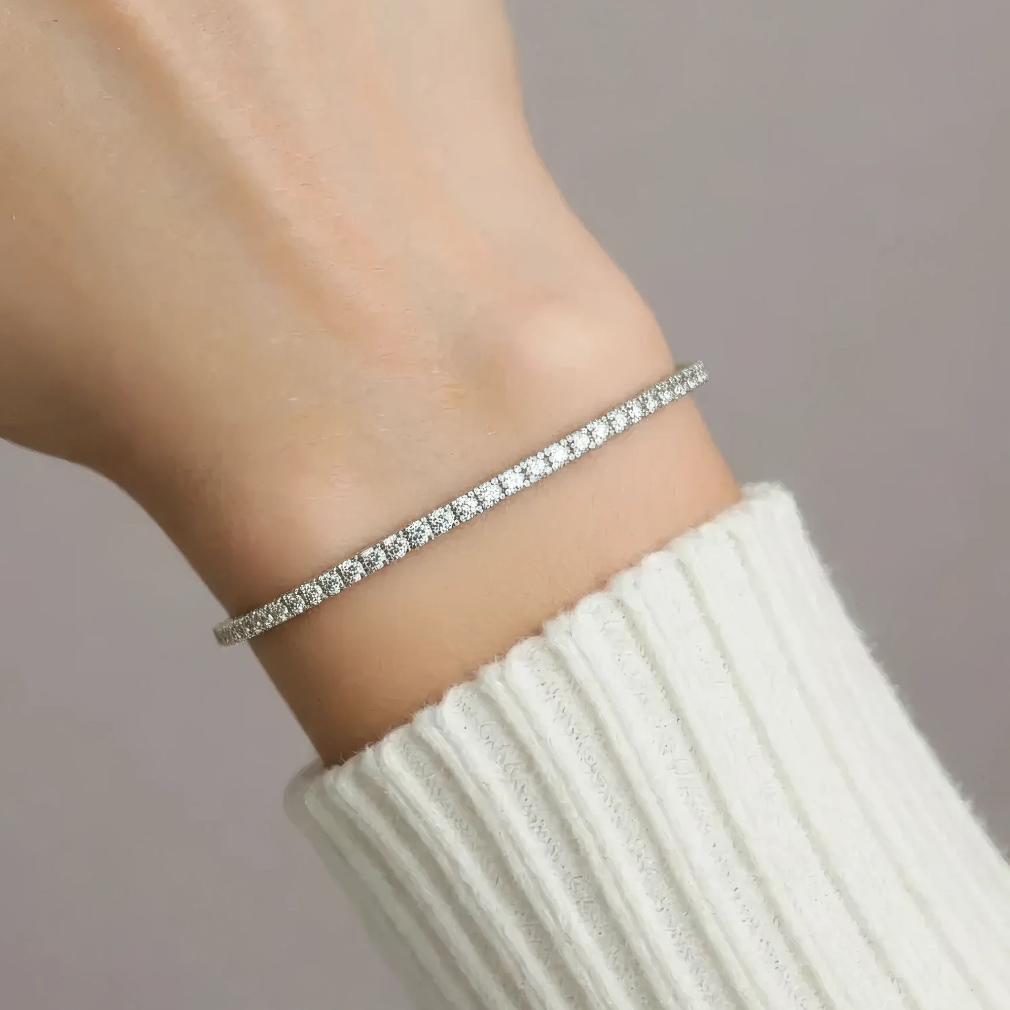 Tennisarmbånd på håndled med 2.5 carat diamanter i 18 karat hvidguld