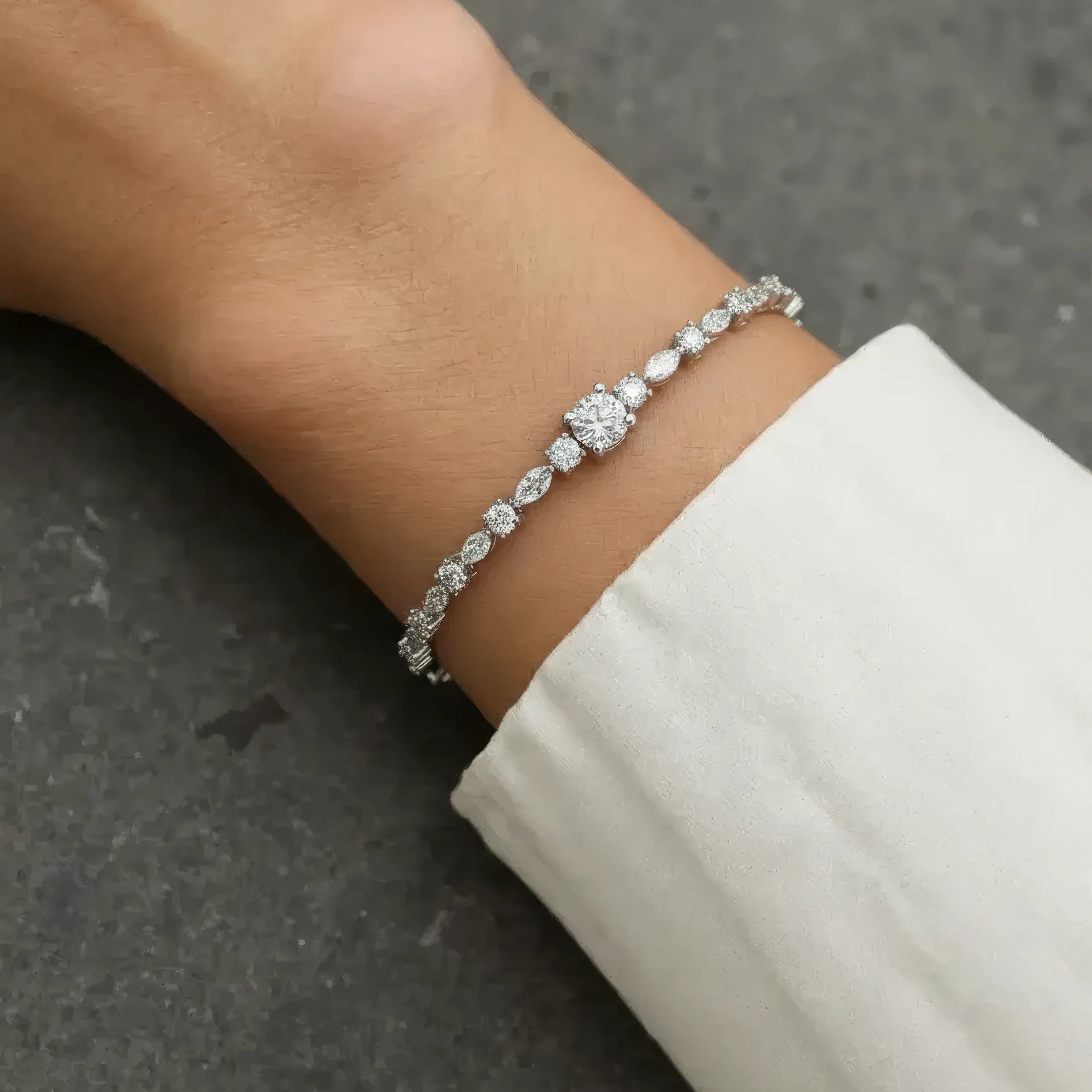 Tennisarmbånd BR-10 i 14 karat hvidguld med 5.38 ct lab grown diamanter i round og marquise slib vist på hånd