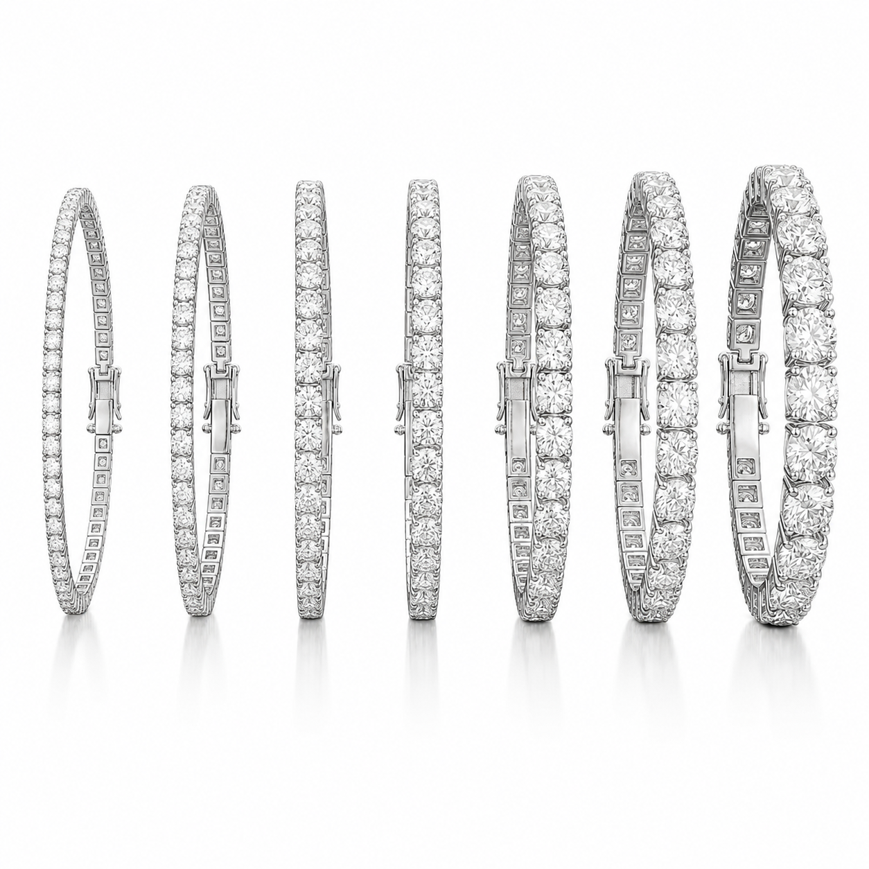 Sammenligning af diamant tennisarmbånd fra 1 til 18 carat i 14 karat hvidguld, der viser forskellen i diamantstørrelse og armbåndets bredde.