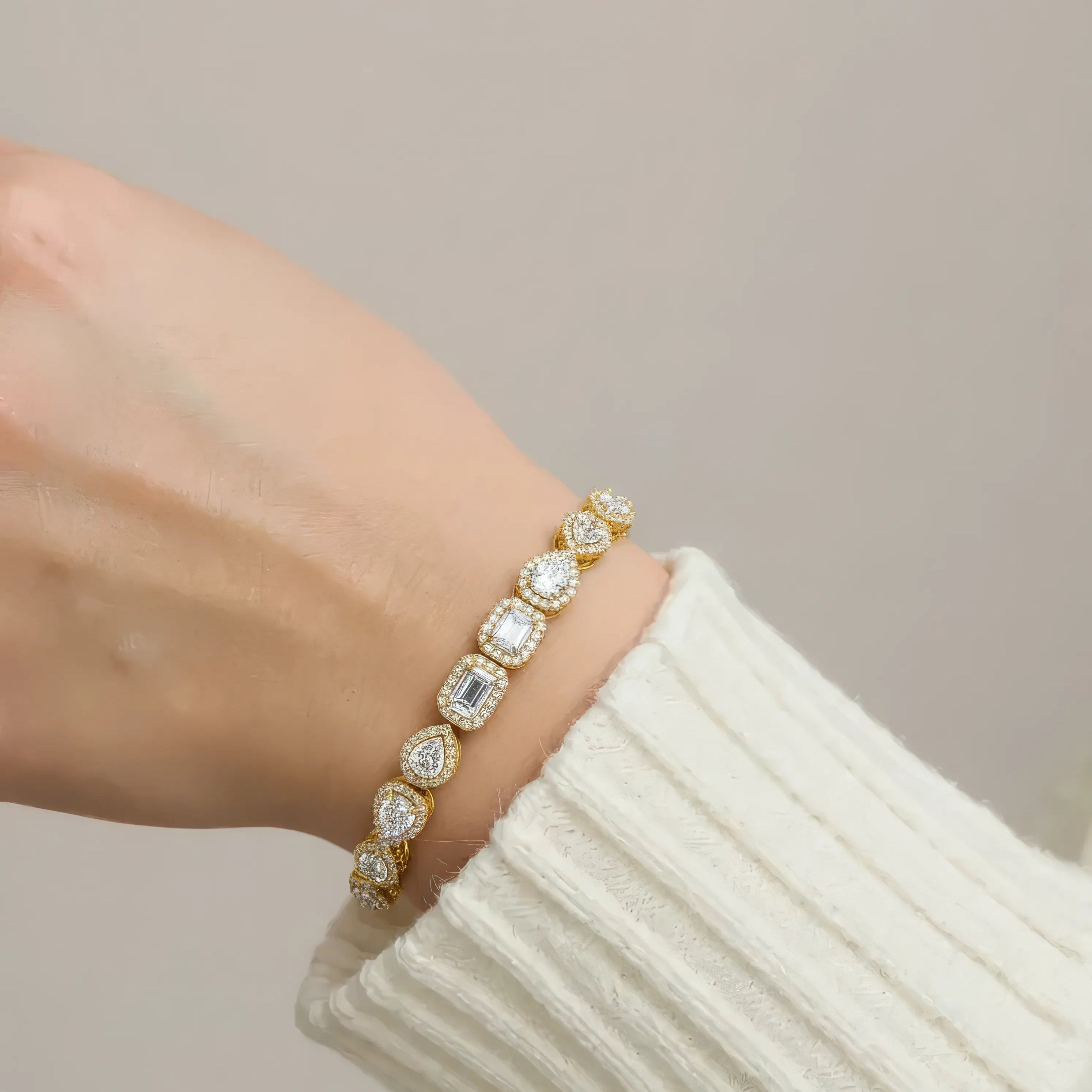 Tennisarmbånd i 14 karat gulguld med lab grown diamanter båret på hånd