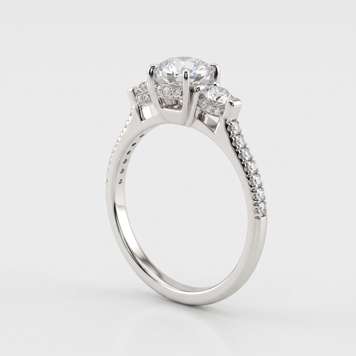 ZAJ023 3-stens diamantring i hvidguld set fra siden med skjult halo og pavé