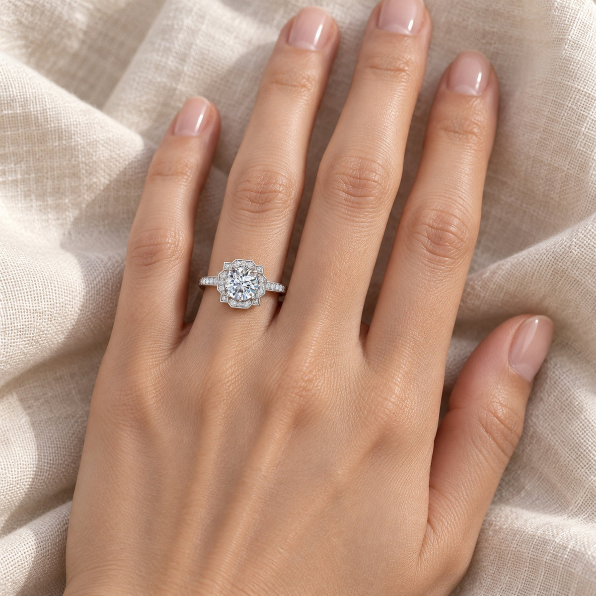 ZLR0163 Art Deco halo diamantring båret på ringfingeren