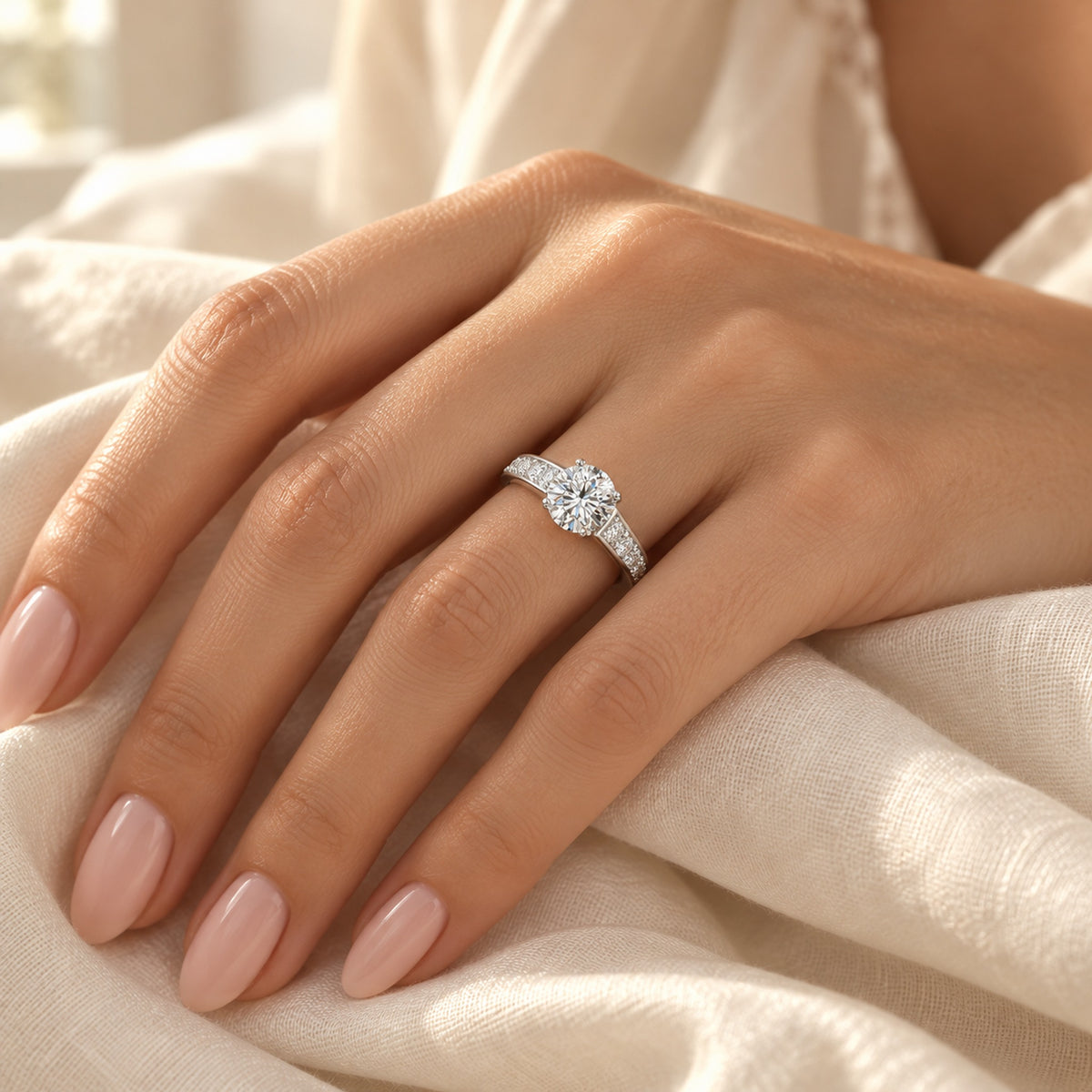 ZLSA01 solitaire diamantring med diamantskuldre i hvidguld, båret på hånd