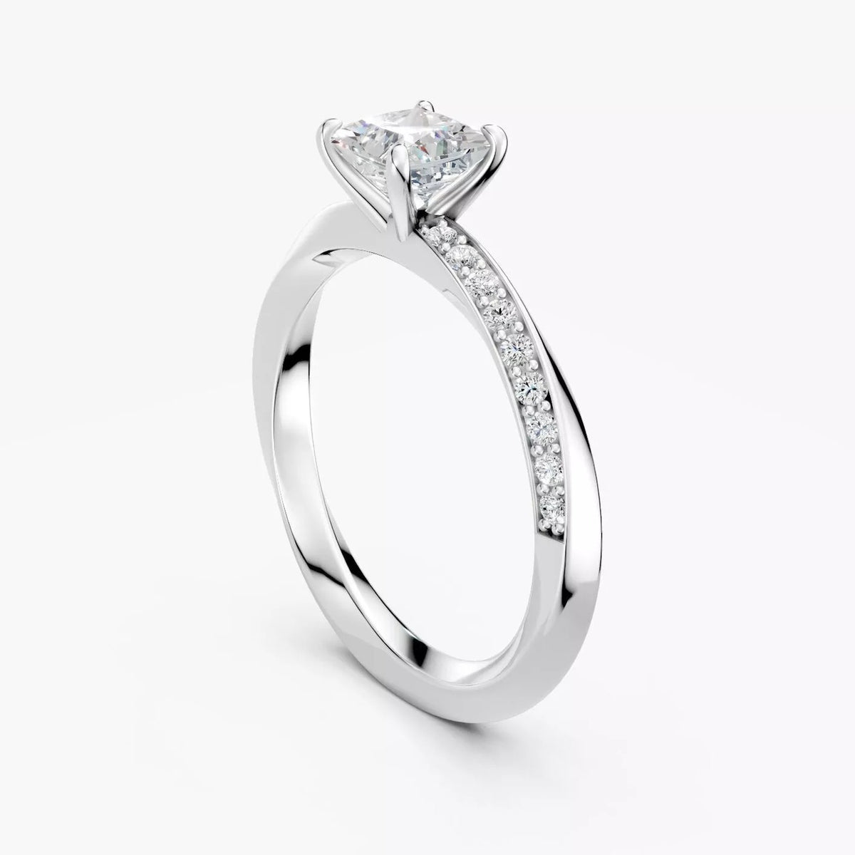 ZRGM057 solitaire diamantring med prinsesse-slebet diamant og snoet pavé-skinne i hvidguld – perspektiv