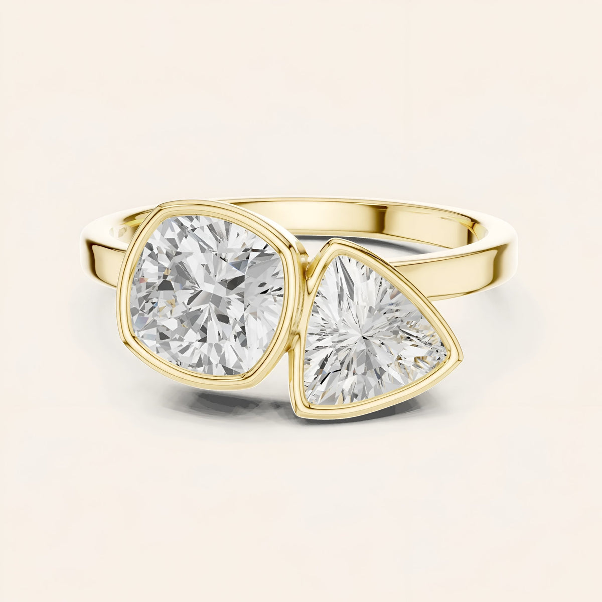 SBWR(27) Toi et Moi diamantring med cushion og trillion i 14 kt. gulguld – forfra
