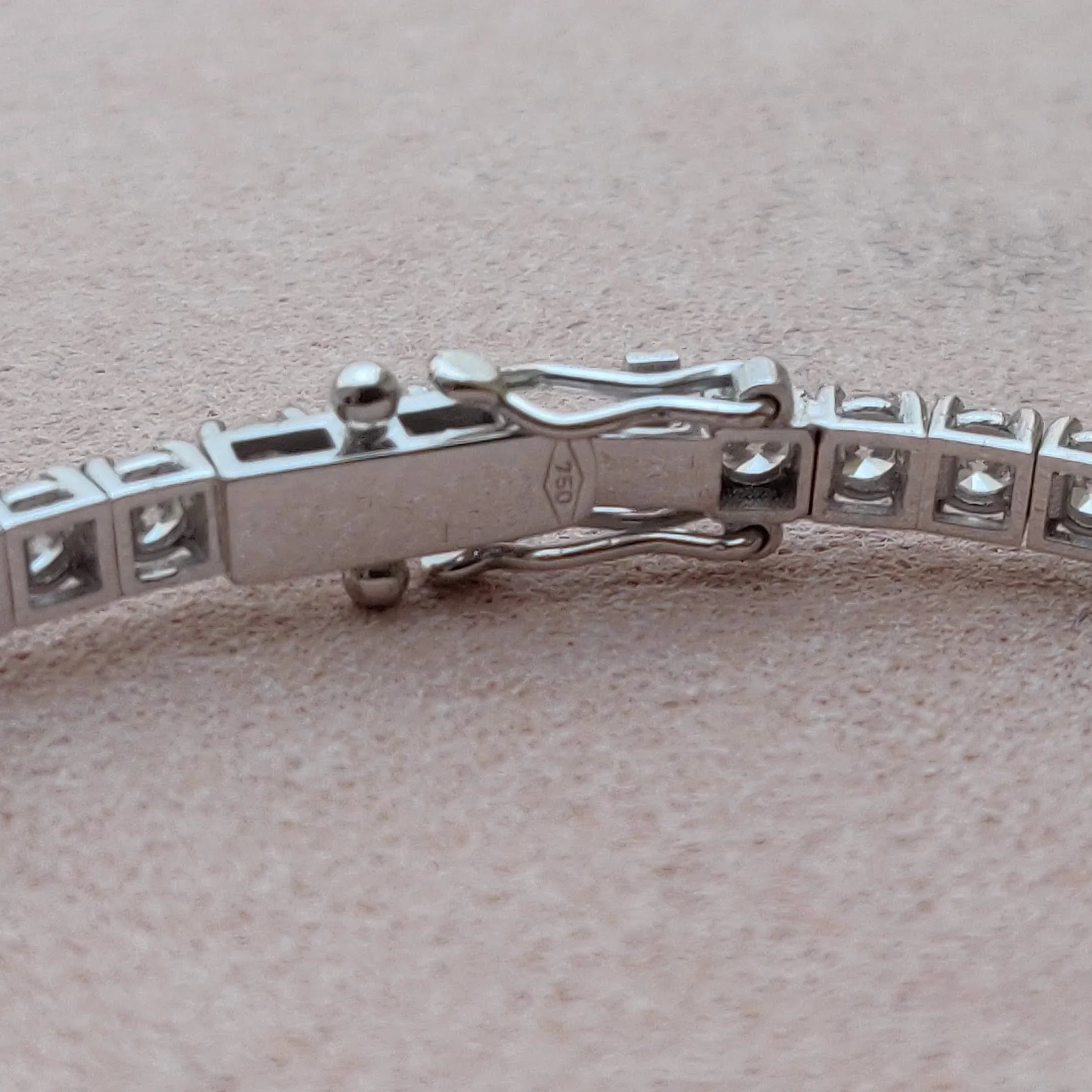 Lås på tennisarmbånd i 18 karat hvidguld med diamanter